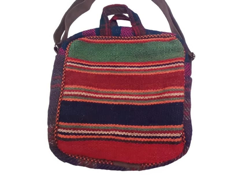 تصویر 1 از کیف گلیمی سنتی با حفظ اصالت تاریخی و ساختار وفادار به ریشه ها